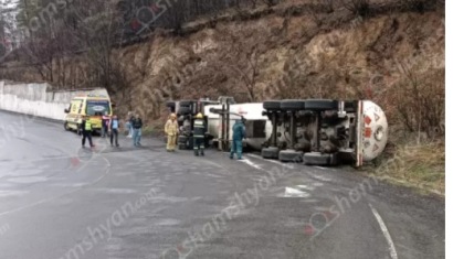 Մի քանի տոննա հեղուկ գազ տեղափոխող «Iveco»-ն կողաշրջվել է․ վարորդի մարմինը բեռնախցիկից դուրս են բերել փրկարարները