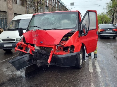 Բեռնատարը դուրս է եկել երթևեկելի գոտուց, բախվել եզրաքարին և գովազդային վահանակի սյանը