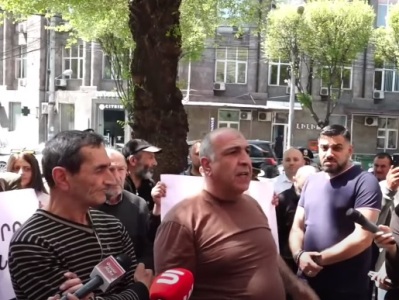 «Եկել եմ այստեղ, որ Նիկոլին կանգնեցնեմ»․ Վահագն Չախալյանն իր թիմով ակցիա է անում Կառավարության մոտ
