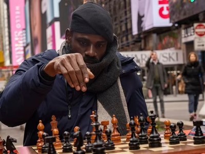 Нигериец побил мировой рекорд  благодаря безостановочной игре в шахматы в течение 60 часов