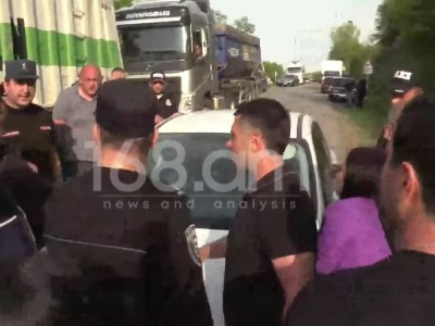 «Տռոսը գցեք, քաշեք». Ոստիկանները փորձում էին վնասել ճանապարհը փակած մեքենան. Կիրանցում իրավիճակը լարվեց