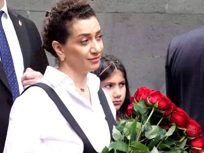 Երբ Աննա Հակոբյանը մոտեցավ անմար կրակին. քաղաքացիները սկսեցին վանկարկել՝ «Նիկոլ դավաճան»