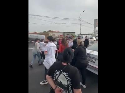 Բողոքի ակցիայի մասնակից կինը ոստիկանի հասցեին հնչեցրել է սեռական բնույթի հայհոյանք, ոտքերով ու ձեռքերով հարվածել նրան