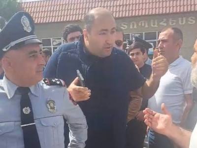 Քաղաքացիները փակել են Երևան-Էջմիածին ճանապարհը (ֆոտո)