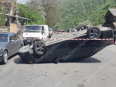 Դիլիջանում «Toyota»-ն բախվել է կայանված «Mercedes»-ին ու գլխիվայր շրջվել. վարորդը եղել է սթափ