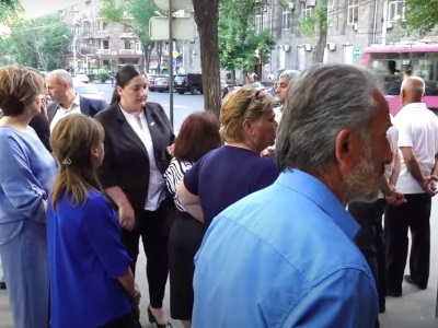 Կիրանցի մի խումբ բնակիչներ՝ շուրջ տասը հոգի, կառավարության շենքում են