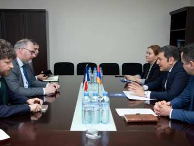 ԱԳ փոխնախարարը Ֆրանսիայի Սենատի անդամ Ռոնան Դը Գլյոյին է ներկայացրել «Խաղաղության խաչմերուկ»-ը