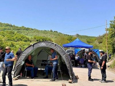 Կիրանցեցիները ոստիկանների պահանջով հանել են ճանապարհին տեղադրված վրանները