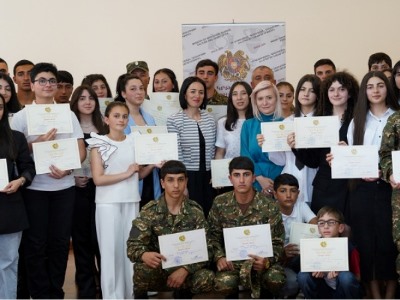 Ժաննա Անդրեասյանը պարգևատրել է հանրապետական առարկայական օլիմպիադաների հաղթողներին
