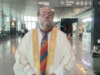 Иерей: Прошу связаться и помочь находящемуся в аэропорту «Звартноц» Лео Николяну