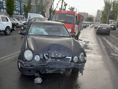 Խորենացու փողոցում բախվել են բախվել են Daewoo և Mercedes-Benz մեքենաները. կան տուժածներ (ֆոտո)