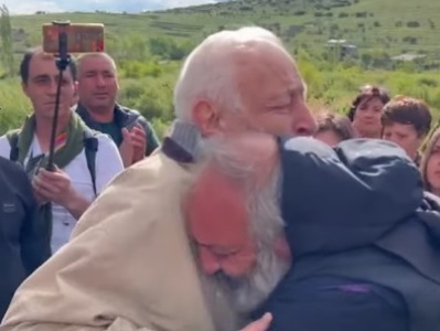 Սրբազանը համբուրում է հայտնի արևելագետ Գուրգեն Մելիքյանի ձեռքն ու խոնարհվում․ Մելիքյանն արտասվեց