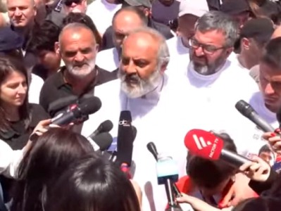 Ձեռքերս բաց է, թող ինձ կալանավորեն, դրանից երկիրը կփոխվի՞. Սրբազան