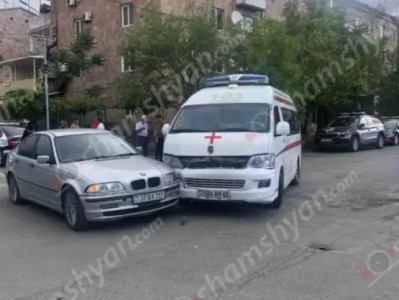 Բախվել են շտապօգնության ավտոմեքենան ու «BMW»-ն. բուժքույրը տեղափոխվել է հիվանդանոց