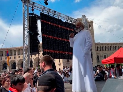 «Բա էս տականքները, էդ մարդասպանները ինչո՞ւ են այսպիսի բաներ ասում». Բագրատ Սրբազանը՝ իշխանամետ կայքի մասին
