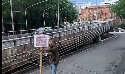 «Ես հաշտ չեմ». Քաղաքացին շղթայով միայնակ փակել է փողոցը՝ կողպեքն ամրացելով իր ձեռքին