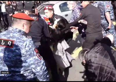 Во время потасовки между протестующими и полицейскими в центре Еревана потеряла сознание журналист