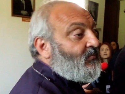 Բագրատ Սրբազանը չկարողացավ մտնել ԳԱԱ շենք․ նա ԳԱԱ պատմության ինստիտուտում է
