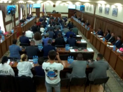 Երևանի ավագանու ընդդիմադիր անդամները ծափերով ողջունեցին մանդատից հրաժարվելու Արթուր Իսպիրյանի որոշումը