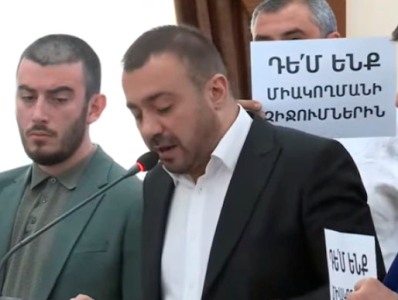 «Դեմ ենք միակողմանի զիջումներին». Ընդդիմադիրներին ակցիան՝ Երևանի ավագանու նիստի ժամանակ