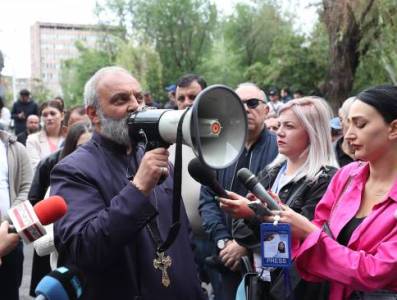 «Հրապարակ». Բագրատ Սրբազանը սեփական խաղն է առաջ տանում