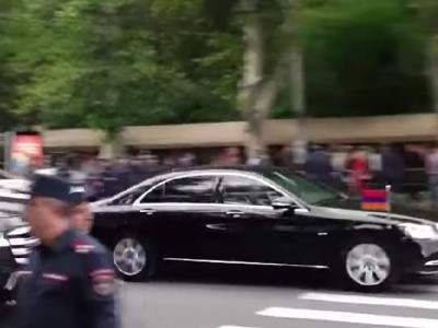 Пашинян вышел из здания Академического театра оперы и балета им. Спендиарова и удалился