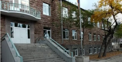 У одной из ереванских школ совершено хулиганство с участием школьников и демонстрантов
