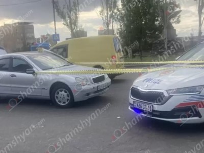 В Ереване у пожилой женщины ухудшилось самочувствие и она упала на автомобиль