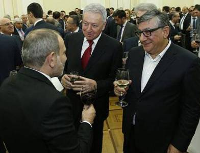 «Հրապարակ». Խաչատուր Սուքիասյանը «կասկածյալների» շարքում է. Կհաջողվի՞ փարատել Փաշինյանի կասկածները