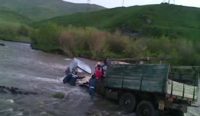 ՈՒԱԶ-Ը Ծովագյուղի մոտ ընկել Է Ձկնագետը. 4 անձ` այդ թվում 2 եւ 4 տարեկան երեխաներ տեղափոխվել են անվտանգ տարածք