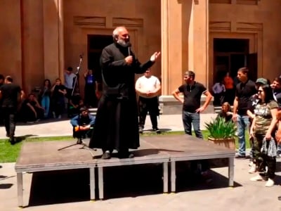 Մանե Թանդիլյանին են գետնին տապալել. Բագրատ Սրբազան