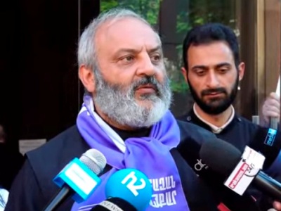 Առաջին հերթին իրենց տերերին են լակոտ անվանել, խորքում նրանցից պիտի ներողություն խնդրեն, պատժվեն. Սրբազան
