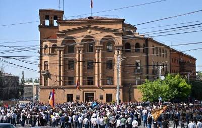 «Հրապարակ». ՔՊ-ում ակտիվ քննարկում են Սրբազանի քայլերը