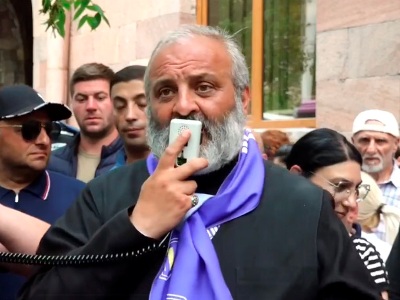 Երկրի ղեկավարը հազար տարվա չբացված դռնով, մայթերի վրայով փախել է․ փաստեցիր, որ դու չկաս․ Բագրատ Սրբազան