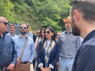 Անահիտ Մանասյանն այցելել է աղետի գոտի, առանձնազրույցներ ունեցել քաղաքացիների հետ