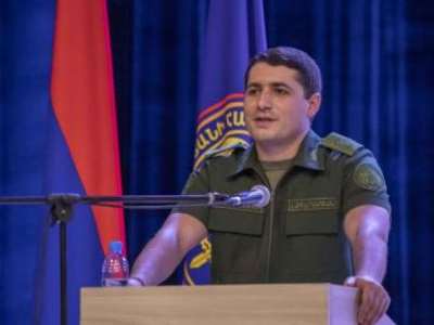 Արգիշտի Քյարամյանը պարգեւատրել է Սյունիքի մարզպետ Ռոբերտ Ղուկասյանին, Հատուկ բանակային կորպուսի հրամանատարին