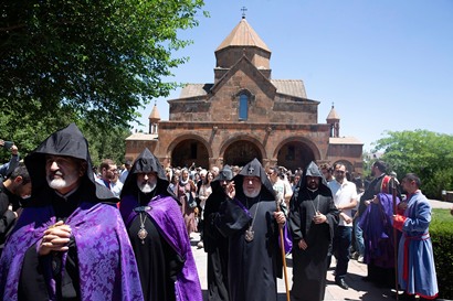 Պատարագիչ հոգևորականը մաղթեց, որ Սուրբ Էջմիածնի օրհնությամբ շուտափույթ հաղթահարվեն բոլոր փորձությունները