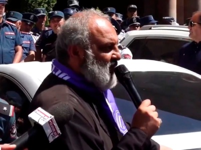 Պարոն Քյարամյան, եթե չեք ուզում, մի իջեք Ձեր բարձունքից, մի օր մենք ինքներս կբարձրանանք այդտեղ. Բագրատ Սրբազան