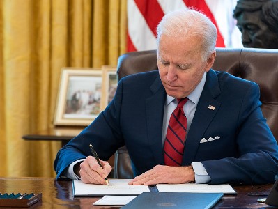 Байден временно закроет границу США с Мексикой при резком увеличении нелегалов