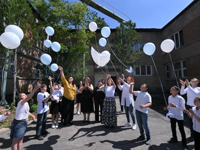 Աննա Հակոբյանը հունիսմեկյան նվերներ է մատուցել տարբեր մանկատների և աջակցության կենտրոնների սաներին