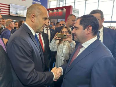 Armenia defense minister has short talk with Bulgaria president (PHOTOS)