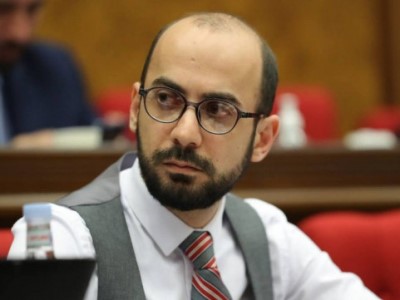 Հուսամ՝ եկեղեցու բակ փողով մարդ չեք բերել, կամ գոնե փողերը, որ բաժանվում են, մոմերի վաճառքից չեն. Արթուր Հովհաննիսյան