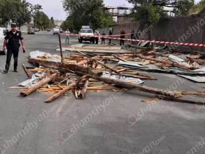 Երևանում ավտոլվացման կետի տանիքը քամին պոկել ու շպրտել է՝ փակելով ճանապարհը