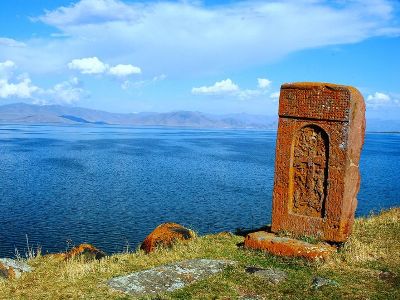 Դառնացած եմ խաչքարի մասին վարչապետի հուզախառն դատողություններից. Համլետ Պետրոսյան
