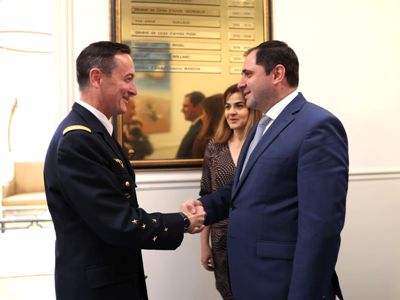 Armenia defense minister, France presidential military adviser discuss collaboration (PHOTOS)