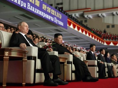 Северокорейская певица спела песни «Любэ» и SHAMAN для Путина и Ким Чен Ына