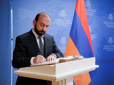 Արարատ Միրզոյանը գրառում է կատարել Լիտվայի ԱԳՆ հյուրերի մատյանում