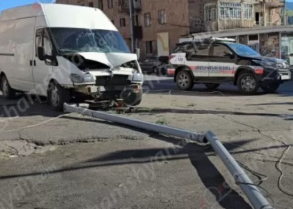 Ապարանում «Ford Transit»-ը տապալել է երկաթե էլեկտրասյունը, կոտրել մի քանի եղևնիներ