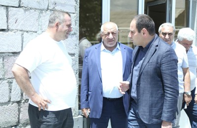 Դավիթ Խուդաթյանն այցելել է Ապագա և Ջրառատ բնակավայրեր՝ ծանոթանալու իրականացված և ընթացիկ շինաշխատանքներին