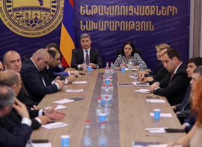 Գնել Սանոսյանի և Ժաննա Անդրեասյանի գլխավորությամբ քննարկվել են դպրոցների կառավարման նոր մոդելին առնչվող հարցեր